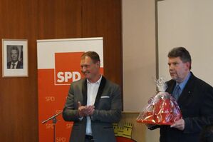 Der Vorsitzend des SPD Gemeindeverbands Klaus Herbel re. gratulierte Konstantin Kneisler li. zum 100. Geburtstag des SPD
