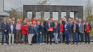 Die SPD VG Weißenthurm unter Führung von Klaus Herbel vor dem Rathaus der Verbandsgemeinde